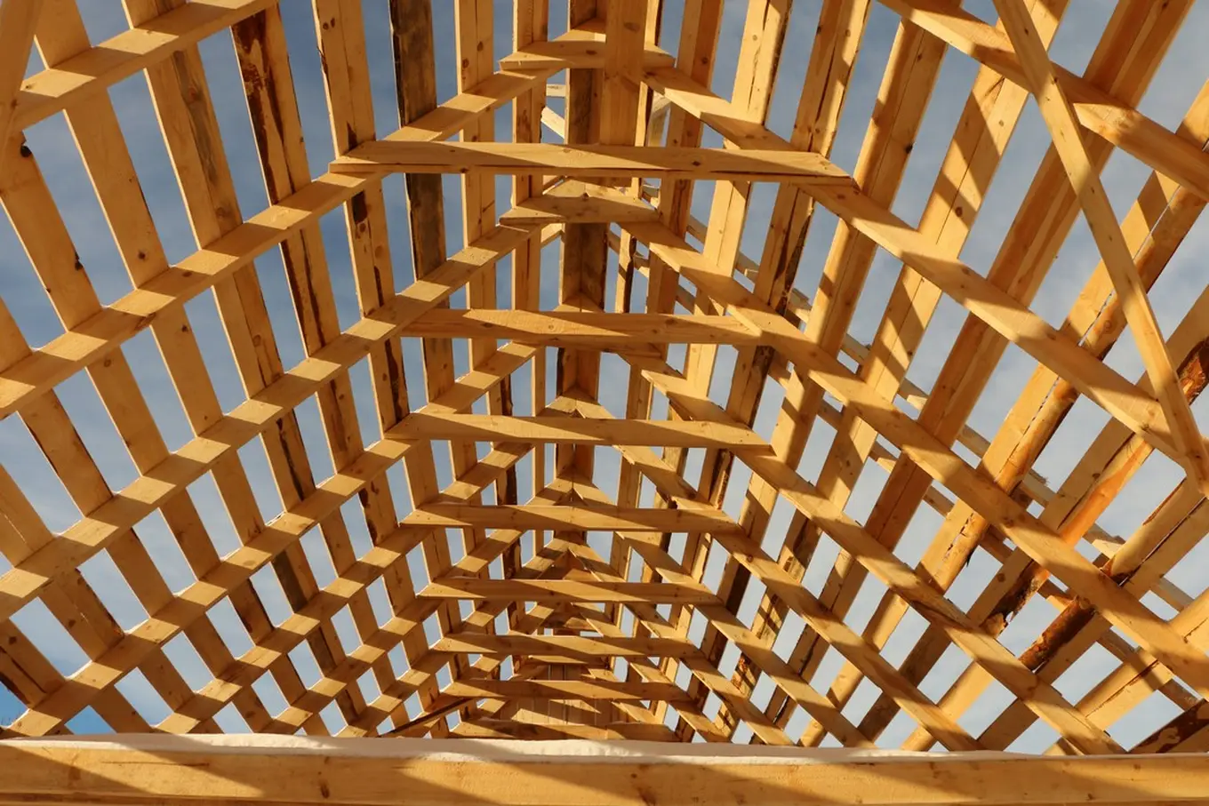 drewniana konstrukcja dachu